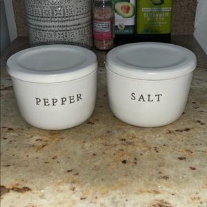 COPY - Salt and pepper containers/cellar